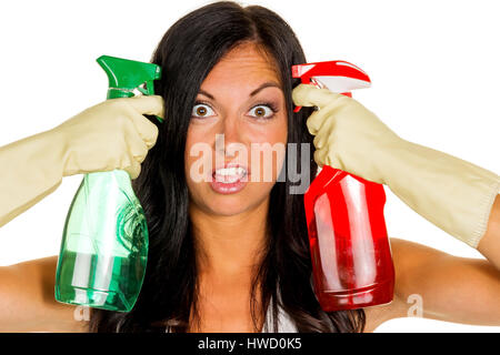 Une jeune femme est en colère qu'elle doit faire le ménage., eine junge Frau ‰rgert sich, dass sie den Hausputz machen muss. Banque D'Images