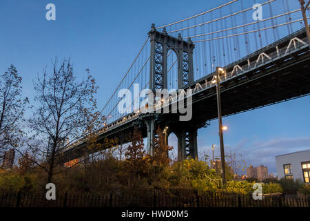 Pont de Manhattan vu de Dumbo à Brooklyn au coucher du soleil - New York, USA Banque D'Images