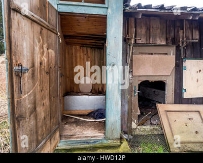 Toilettes à l'extérieur dans la vieille maison, désolée., toilette im Freien einem alte, verlassenen Haus. Banque D'Images