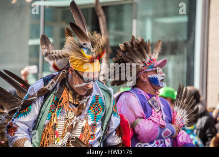 Montréal, Canada - 19 mars 2017 : deux Mohawks de Kahnawake ne une danse traditionnelle qu'ils prennent place dans le défilé de la Saint-Patrick. Banque D'Images