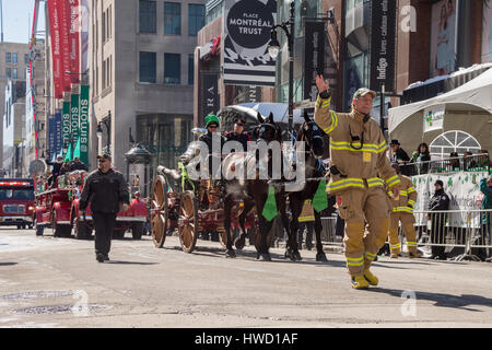 Montréal, Canada - 19 mars 2017 : Vintage de pompiers et pompiers participant à la parade de la Saint-Patrick Banque D'Images