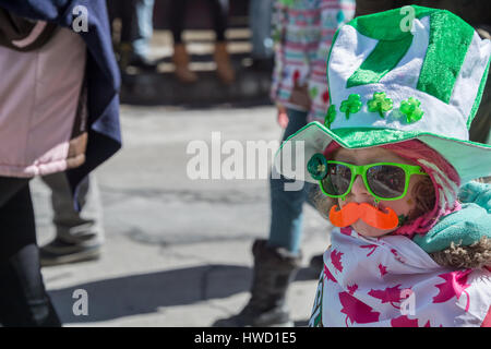 Montréal, Canada - 19 mars 2017 : Kid portant chapeau vert et lunettes à la parade de la Saint-Patrick Banque D'Images