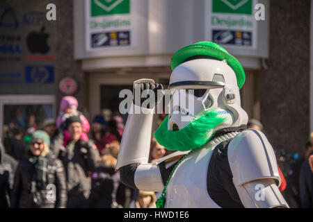 Montréal, Canada - 19 mars 2017 : Stormtrooper avec barbe verte à St Patrick's parade Banque D'Images