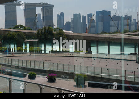 24.09.2016, Singapour, République de Singapour - le quartier financier et le Marina Bay Sands Hotel se reflètent dans une fenêtre de la marina barrage. Banque D'Images