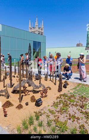 Canada, Québec, province de Québec, le Musée national des beaux arts du Québec, le nouveau pavillon Pierre Lassonde, le toit vert et la terrasse avec le travail de Patrick Coutu Le jardin du sculpteur Banque D'Images