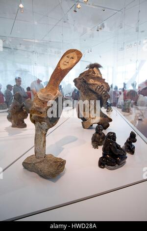 Canada, Québec, province de Québec, le Musée national des beaux arts du Québec, le nouveau pavillon Pierre Lassonde, travail foetus os de baleines et serpentine par Manasie Akpaliapik Banque D'Images