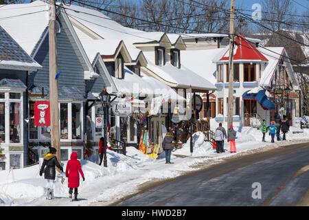 Le Canada, la province du Québec, les Laurentides, Saint-Sauveur rue principale et ses boutiques Banque D'Images