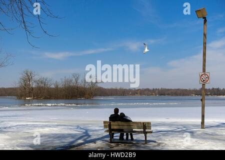 Canada, Québec, Laval, les bords de la Mille-Îles iriver dans winterc, couple contemplative Banque D'Images