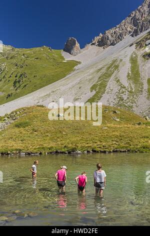 France, Savoie, Meribel, massif de la Vanoise, plan de Tueda réserve naturelle, la vallée de fruits (Vallon du fruit), les adolescents' jeux dans le lac des Fées avec une vue sur le Col du Fruit (2516m) du Parc National de la Vanoise (Parc National de La Vanoise) Banque D'Images