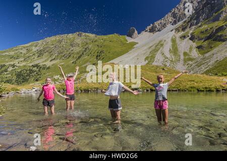 France, Savoie, Meribel, massif de la Vanoise, plan de Tueda réserve naturelle, la vallée de fruits (Vallon du fruit), les adolescents' jeux dans le lac des Fées avec une vue sur le Col du Fruit (2516m) du Parc National de la Vanoise (Parc National de La Vanoise) Banque D'Images