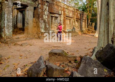 Cambodge, province de Preah Vihear, complexe de temples de Koh Ker, datée du 9 au 12 siècle, temple de Prasat Thom ou Prasat Kompeng Banque D'Images