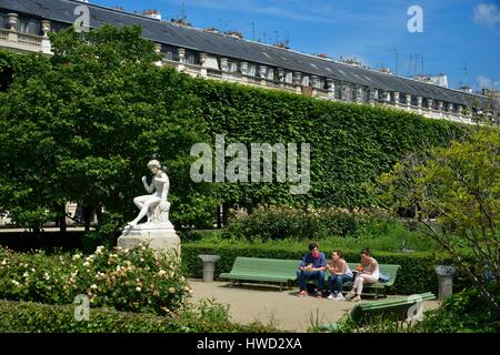 France, Paris, Palais Royal Garden, groupes d'amis sur un banc Banque D'Images