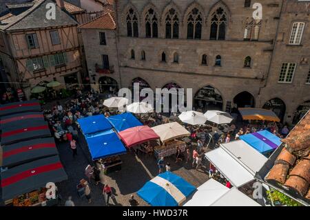 France, Lot, Figeac, vieille ville, Place Champollion un marché de l'affichage jour solheilos balcon de Musée Champollion Banque D'Images