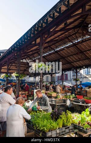 France, Lot, Figeac, marché de pays journée sous grande halle Place Carnot Banque D'Images