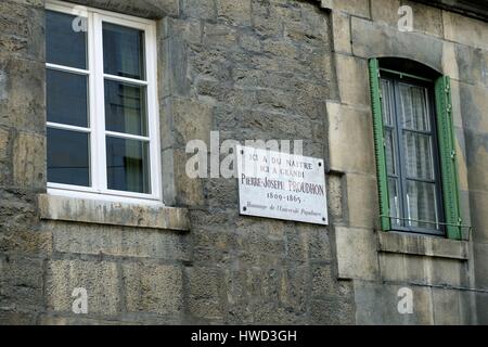 France, Doubs, Besançon, rue du Petit battant, bâtiment, maison natale de Pierre Joseph Proudhon est né en 1809, la plaque Banque D'Images