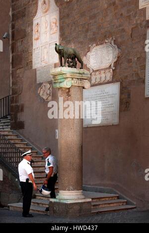 L'Italie, Latium, Rome, Piazza Campidoglio, la louve du Capitole et deux policiers municipalité romaine, classé au Patrimoine Mondial par l'UNESCO Banque D'Images