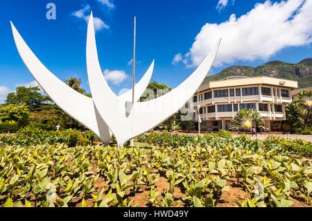 L'île de Mahé, Seychelles, Victoria, Monument du Bicentenaire 1778-1978, le travail érigé en 1978 par l'artiste italien Lorenzo Appiani, commémore le 200e anniversaire de la ville de Victoria, fondée en tant que ville de l'établissement du Roi en 1778 par l'anglais Charles Routier de Romainville, ces trois paires d'ailes symbolisent les trois continents d'origine de la population seychelloise, une ode à la composition ethnique d'une population provenant de l'Afrique, l'Europe et l'Asie, Morne Seychellois dans l'arrière-plan Banque D'Images