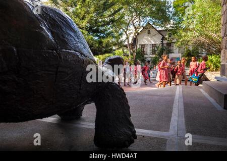 L'île de Mahé, Seychelles, Victoria, vue de l'avant du bureau de poste principal, au premier plan, une tortue géante des Seychelles Egbert Marday sculpté par Banque D'Images