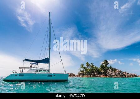 Les Seychelles, le cabotage sur un catamaran à Saint Pierre islet près de Praslin et sa remarquable lagoon Banque D'Images