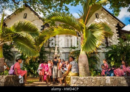 L'île de Mahé, Seychelles, Victoria, petits statue de céramiques polychromes dans le monde de la reine Victoria, aujourd'hui en raison de divers dommages blanchie Banque D'Images