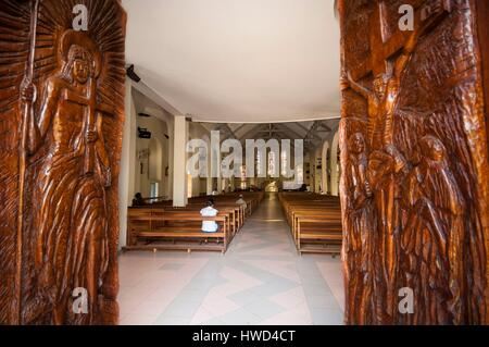 L'île de Mahé, Seychelles, Victoria, portes en bois sculpté de la cathédrale de l'Immaculée Conception Banque D'Images