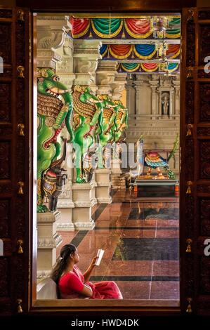 L'île de Mahé, Seychelles, Victoria, femme hindoue lecture au temple tamoul Sri Navasakthi Vinayagar Banque D'Images