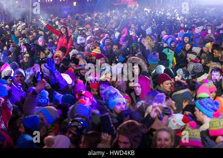 Canada, Québec, Montréal, le vieux port en hiver, Igloofest festival de musique en plein air, la danse foule Banque D'Images