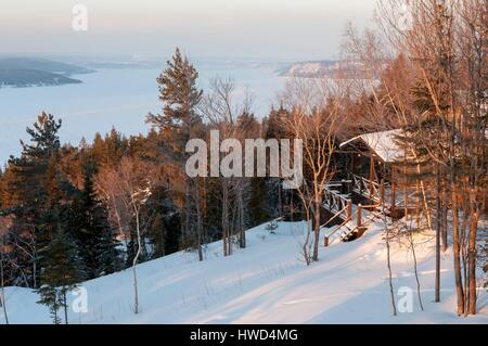 Canada, Province de Québec, Sainte Rose du Nord, Cap au Leste Lodge à l'aube, frozen Fjord du Saguenay dans l'arrière-plan Banque D'Images