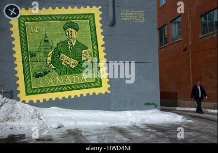 Canada, Québec, Montréal, le boulevard Saint-Laurent, l'homme qui passe devant une peinture murale représentant un timbre canadien Banque D'Images