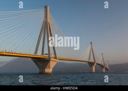 Grèce, Péloponnèse Région, Golfe de Corinthe, patra-salon, Rio Antirio, le pont de l'aube Banque D'Images