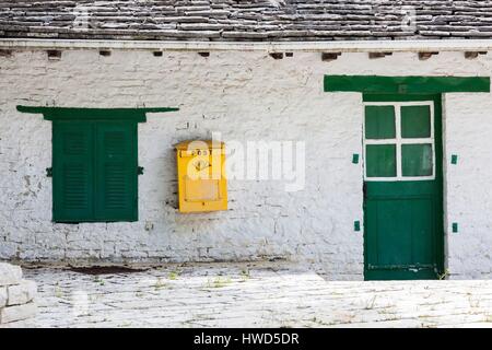 La Grèce, l'Epire, Région Zagorochoria, Gorge de Vikos, village de Monodendri, bureau de poste de village Banque D'Images