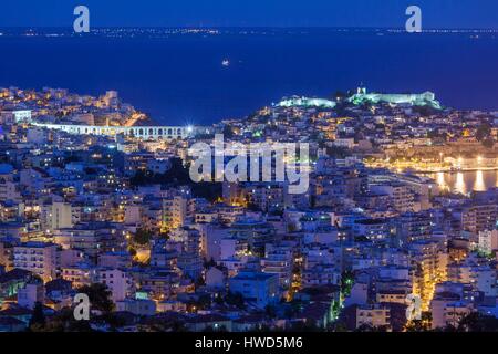 Grèce, Macédoine orientale et Thrace, Kavala, augmentation de la vue sur la ville avec l'Aqueduc de Kamares, construit en 1530 par Soliman le magnifique et la forteresse de Kastro, fin crépuscule Banque D'Images