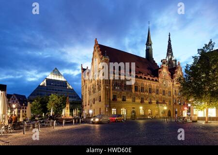 Allemagne, Bade Wurtemberg, Ulm, Albert Einstein' s de naissance, Marktplatz, Ulm Bibliothèque Centrale (Stadtbibliothek), Fischkasten Rathausbrunnen (fontaine), historique et hôtel de ville (Rathaus) construit en style gothique avec 1370 Banque D'Images