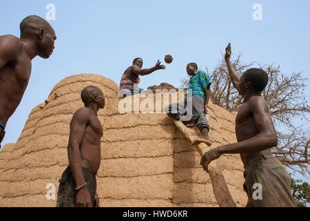 Le Togo, région du nord, la construction d'une maison Tata Tamberma dans l'argile, inscrite au Patrimoine Mondial de l'humanité Banque D'Images