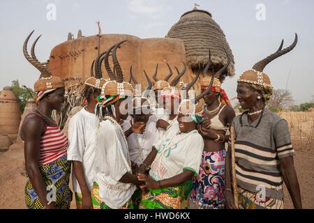 Le Togo, région du nord, Tamberma en face d'un Tata, classé au Patrimoine Mondial de l'humanité, ancêtre fétiches sont placées en face de l'entrée de la chambre Banque D'Images