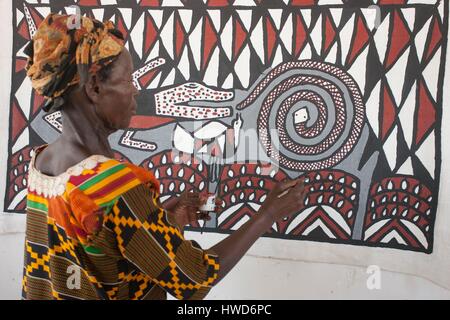 Le Ghana, région du nord, l'Swopa Sirigu (organisation de femmes pour l'art et de poterie), rassemble 24 femmes Gurunsi, soucieux de maintenir la tradition de poterie et de peinture dans leur village Banque D'Images