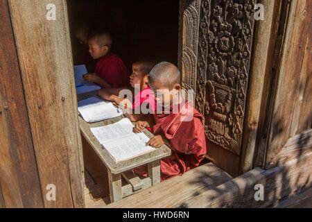 Myanmar (Birmanie), district de Mandalay, Inwa, Bagaya Kyaung, novices étudier au monastère Banque D'Images