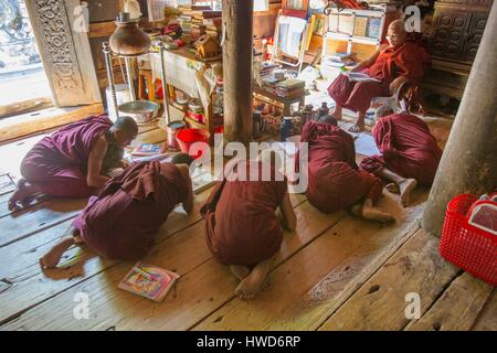 Myanmar (Birmanie), district de Mandalay, Inwa, Bagaya Kyaung, les étudiants avec le moine enseignant Banque D'Images