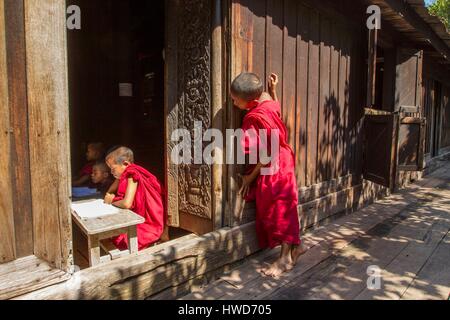 Myanmar (Birmanie), district de Mandalay, Inwa, Bagaya Kyaung, novices étudier au monastère Banque D'Images