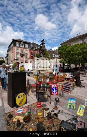 La France, Territoire de Belfort, Belfort, Place d armes, statue quand meme, marché aux puces Banque D'Images