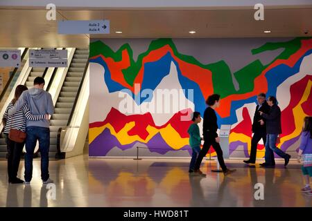 Espagne, Catalogne, Barcelone, Montjuic, ancienne usine Casaramona Fàbrica Caixaforum Centre d'exposition culturelle, Sol Lewitt murales Banque D'Images