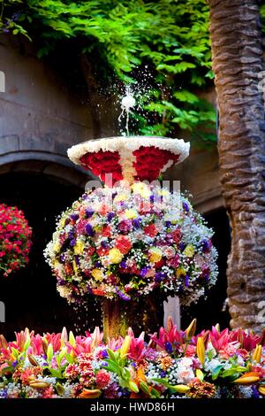 Espagne, Catalogne, Barcelone, quartier gothique, Barrio Gotico, Barri Gotic. L'ou com balla, danser sur une fontaine d'oeufs au cours de Corpus Christi. Casa de l'Ardiaca Banque D'Images