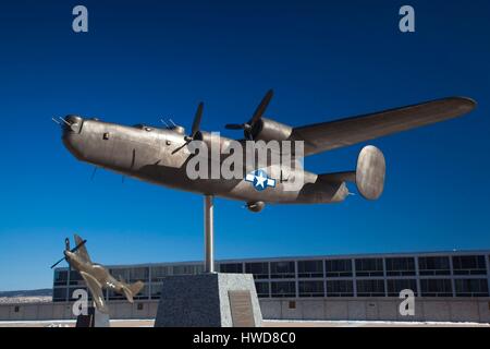 États-unis, Colorado Springs, Colorado, United States Air Force Academy, la sculpture de la Seconde Guerre mondiale à l'époque de deux bombardiers B-24 Liberator Banque D'Images