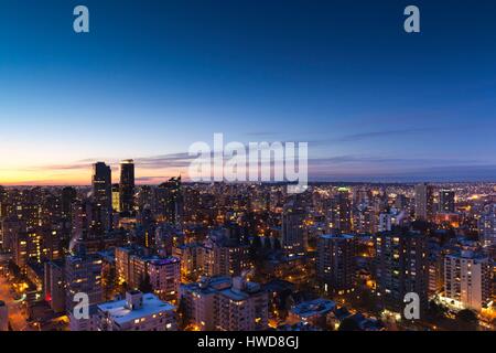 Canada, Colombie-Britannique, Vancouver, elevated view West End bâtiments le long de la rue Robson, Dawn Banque D'Images