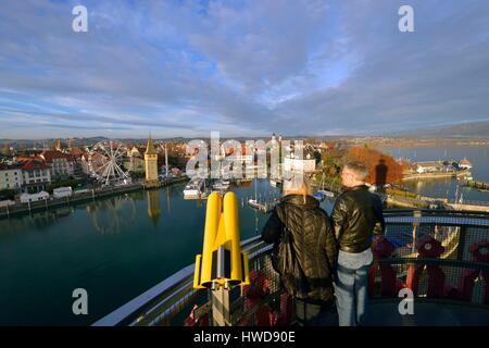 L'Allemagne, la Bavière, le lac de Constance (Bodensee), Lindau, port, vieux phare (Mangturm ou Mangenturm) vu du haut de la nouveau phare Banque D'Images
