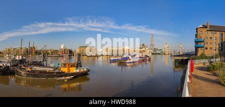 Royaume-uni, Londres, la Tamise, près de Tower Bridge, le gratte-ciel le fragment par l'architecte Renzo Piano, à l'Hôtel de ville par l'architecte Norman Foster, de barges sur la rivière, Butlers Wharf, vue panoramique Banque D'Images