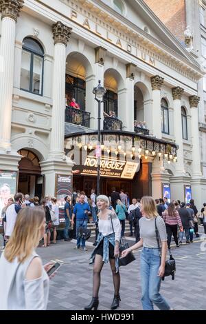 Royaume-uni, Londres, Soho, l'Argyll Street, London Palladium Theatre, les jeunes femmes Anglais Banque D'Images