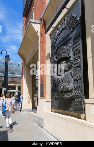 Royaume-uni, Londres, Covent Garden, l'ancien marché de fruits et légumes de la place centrale, qui est maintenant un site commercial et d'attraction, bas-relief représentant le vieux marché Banque D'Images