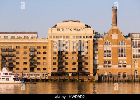 Royaume-uni, Londres, la Tamise, les docks, le Butlers Wharf près de Tower Bridge Banque D'Images