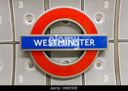 Royaume-uni, Londres, le logo du métro (métro), la station Westminster (le logo " " Métro est un nom de marque, une autorisation spéciale est requise avant la publication) Banque D'Images